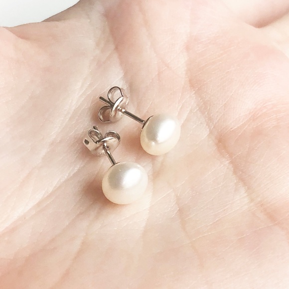 NEW 7mm Natural Freshwater Pearl Studs - Picture 1 of 7